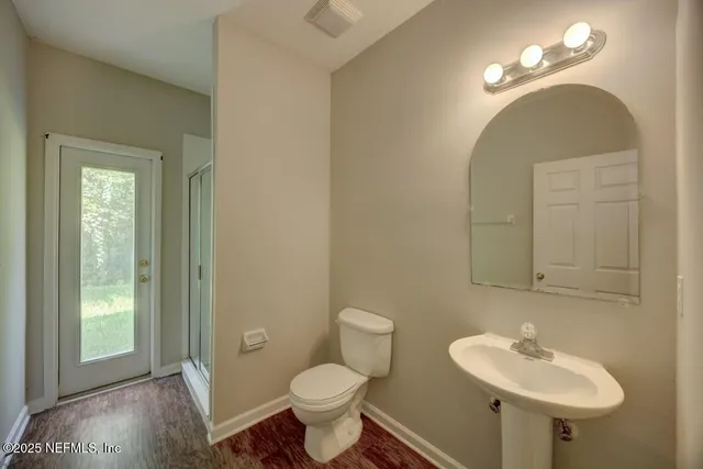 a view of a house with backyard