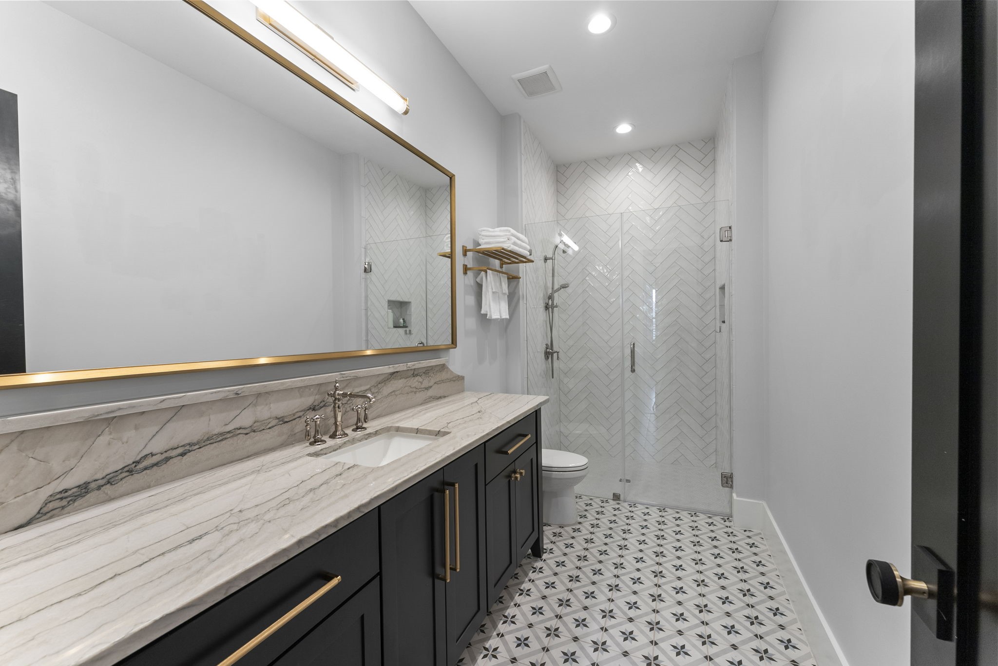 14019 Beartooth Bend Trail Conroe, TX 77384 - Photo 18 of 28 a bathroom with a sink and a mirror
