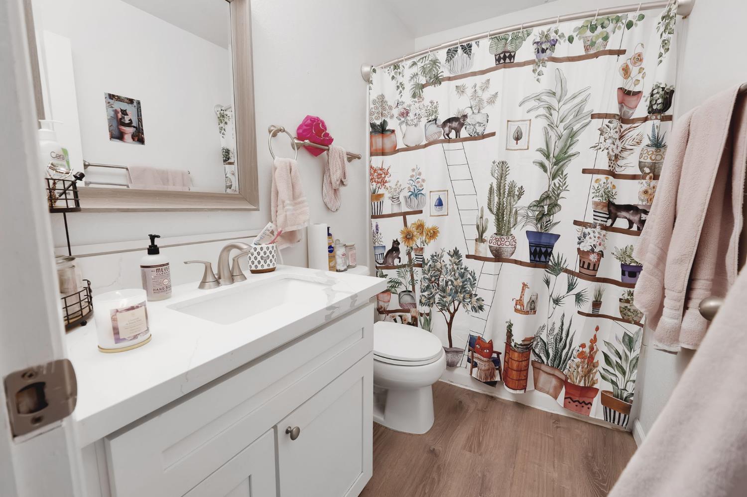 217 La Vida Way Davis, CA 95618 - Photo 15 of 18 a bathroom with a sink and a mirror