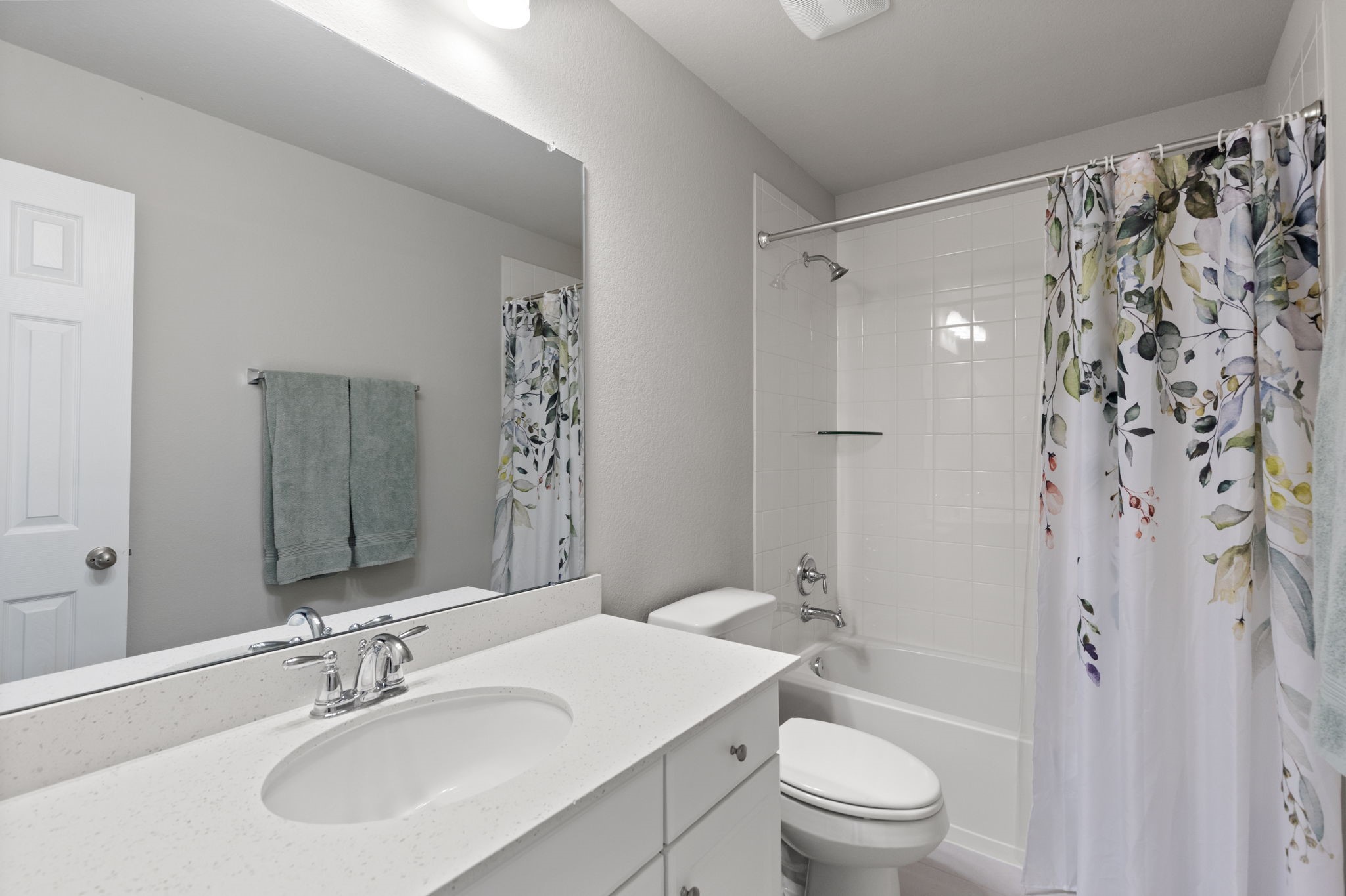 3541 Cherrybark Gable Ln Spring Spring, TX 77386 - Photo 27 of 39 A second full bathroom upstairs that bedrooms #3 and #4 can share.