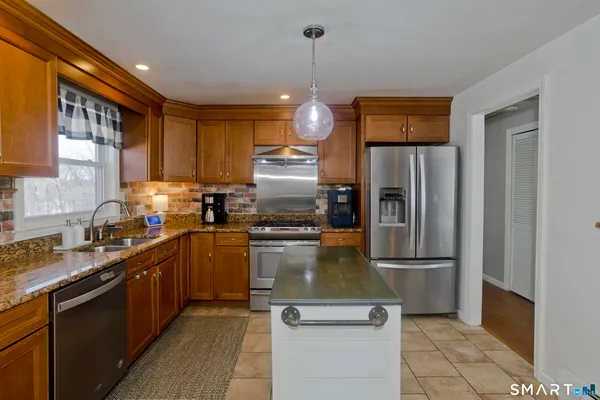 $349,999 | 25 A Queen Street, Enfield, CT 06082