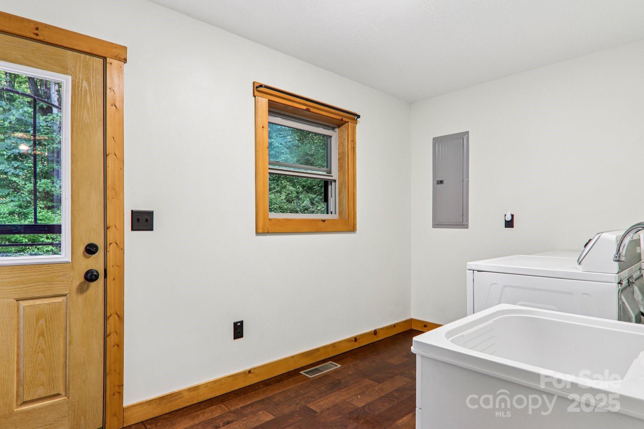 2171 Black Rock Road Cherokee, NC 28719 - Photo 20 of 36 a bathroom with a toilet sink and tub