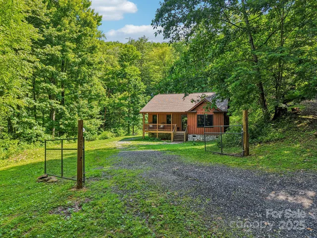 a view of a house with backyard