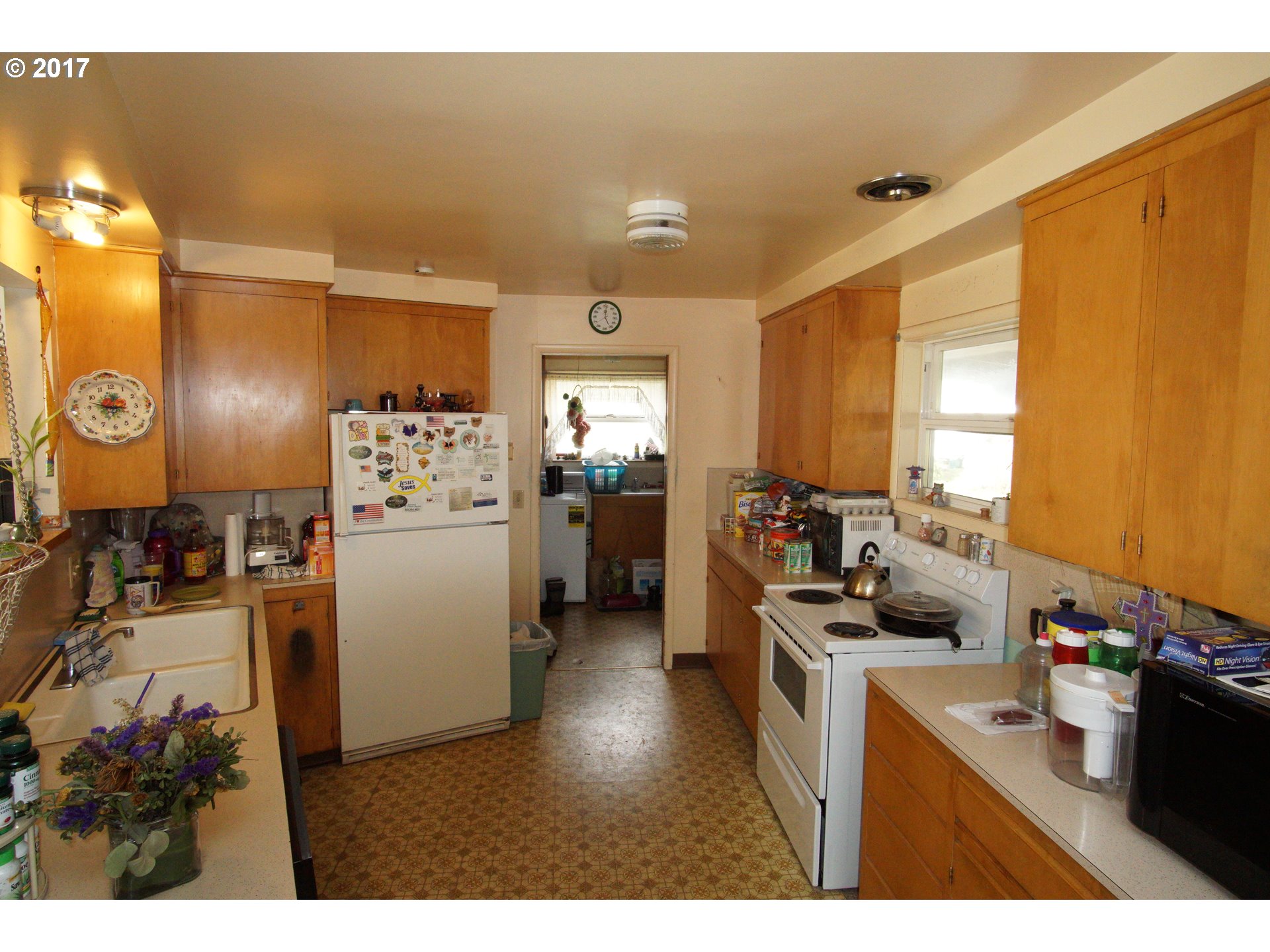 13311 South Macksburg Road Canby, OR 97013 - Photo 16 of 21 a kitchen with refrigerator and cabinets