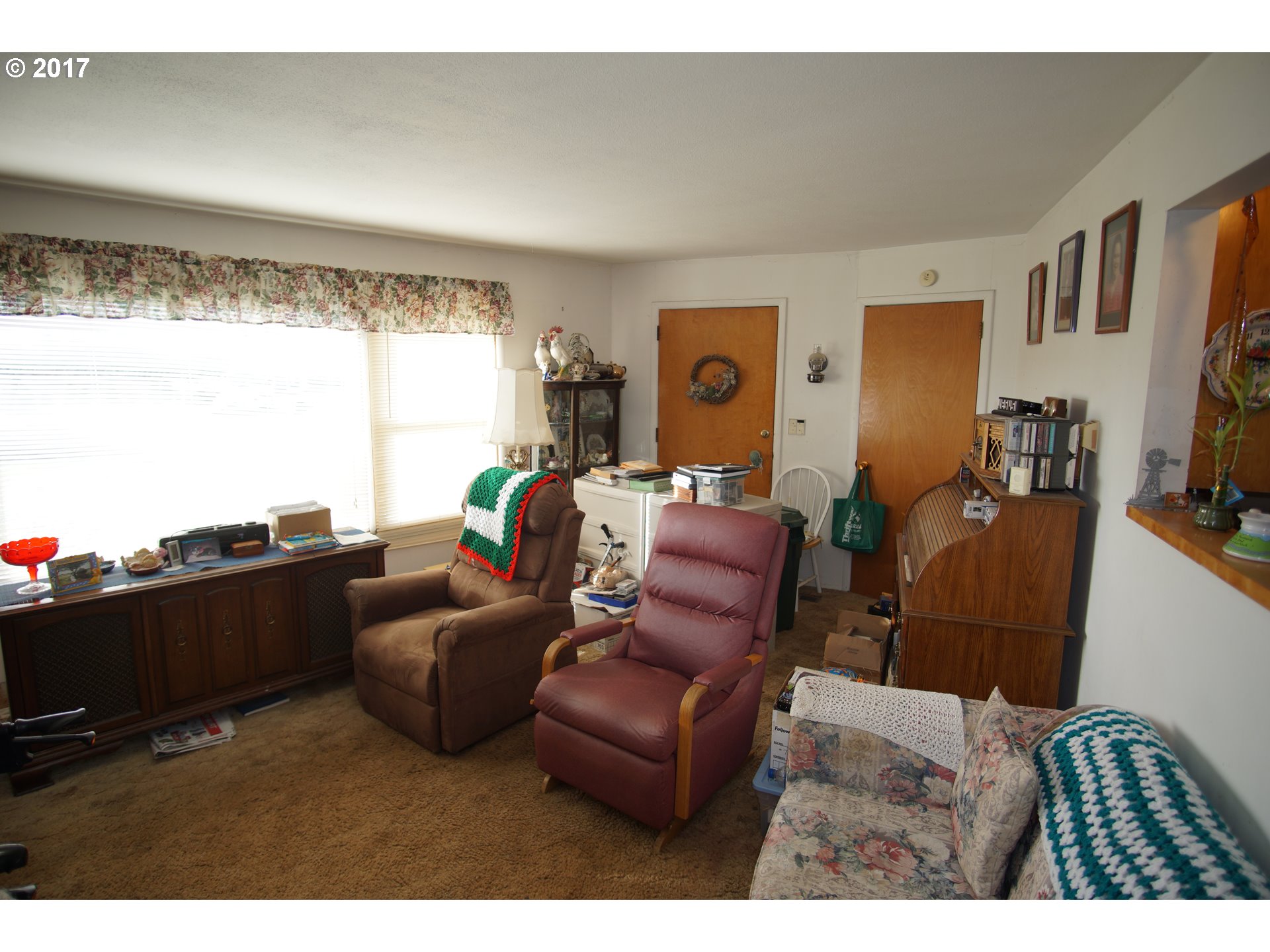 13311 South Macksburg Road Canby, OR 97013 - Photo 19 of 21 a living room with furniture window and a flat screen tv