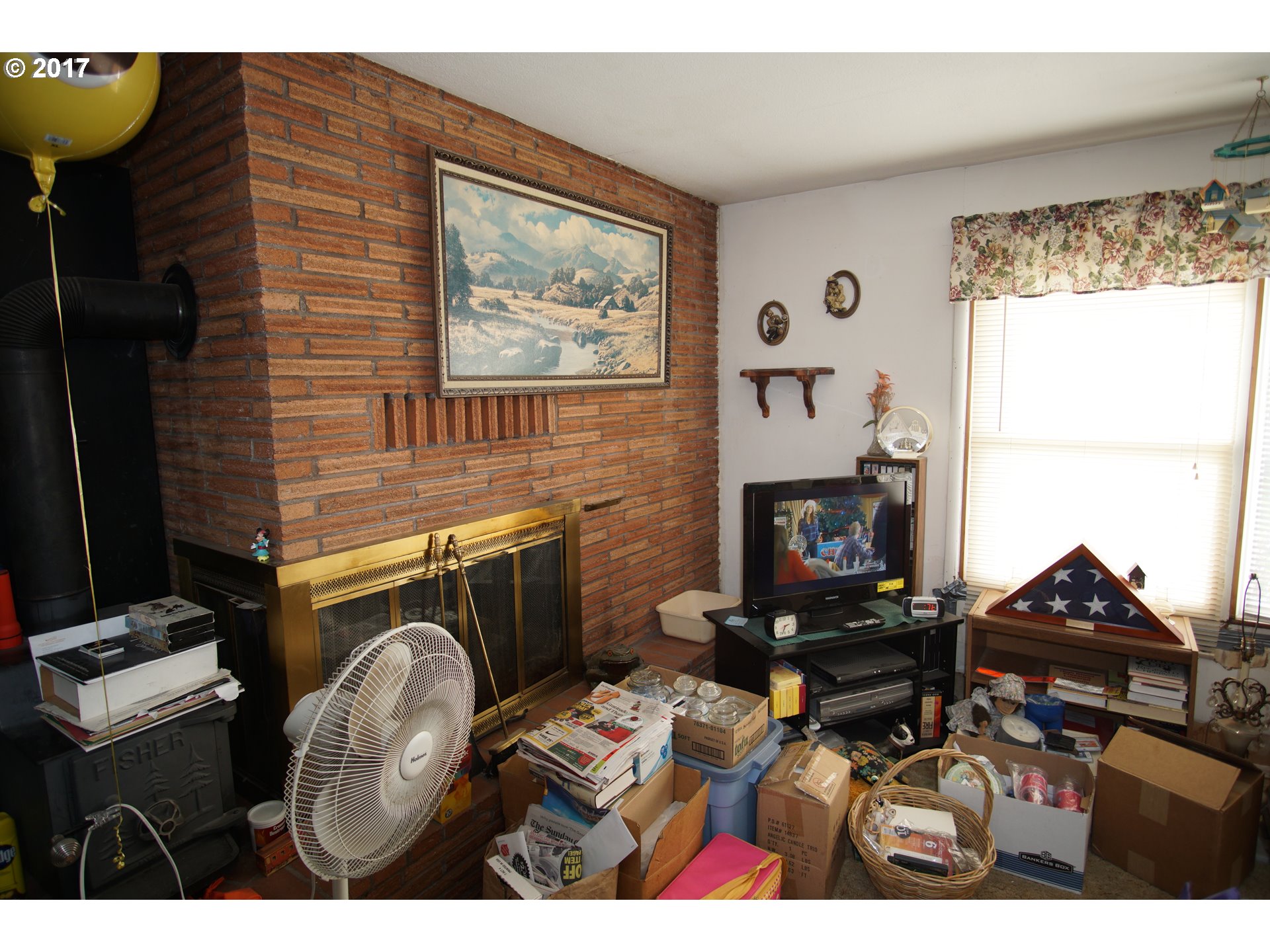 13311 South Macksburg Road Canby, OR 97013 - Photo 20 of 21 a balcony with furniture and a fireplace