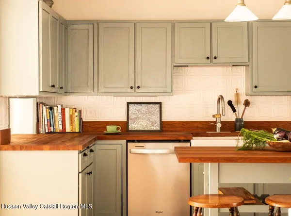 $1,995,000 | 132 Decker Rd Pine Plains, Ancram, NY 12502