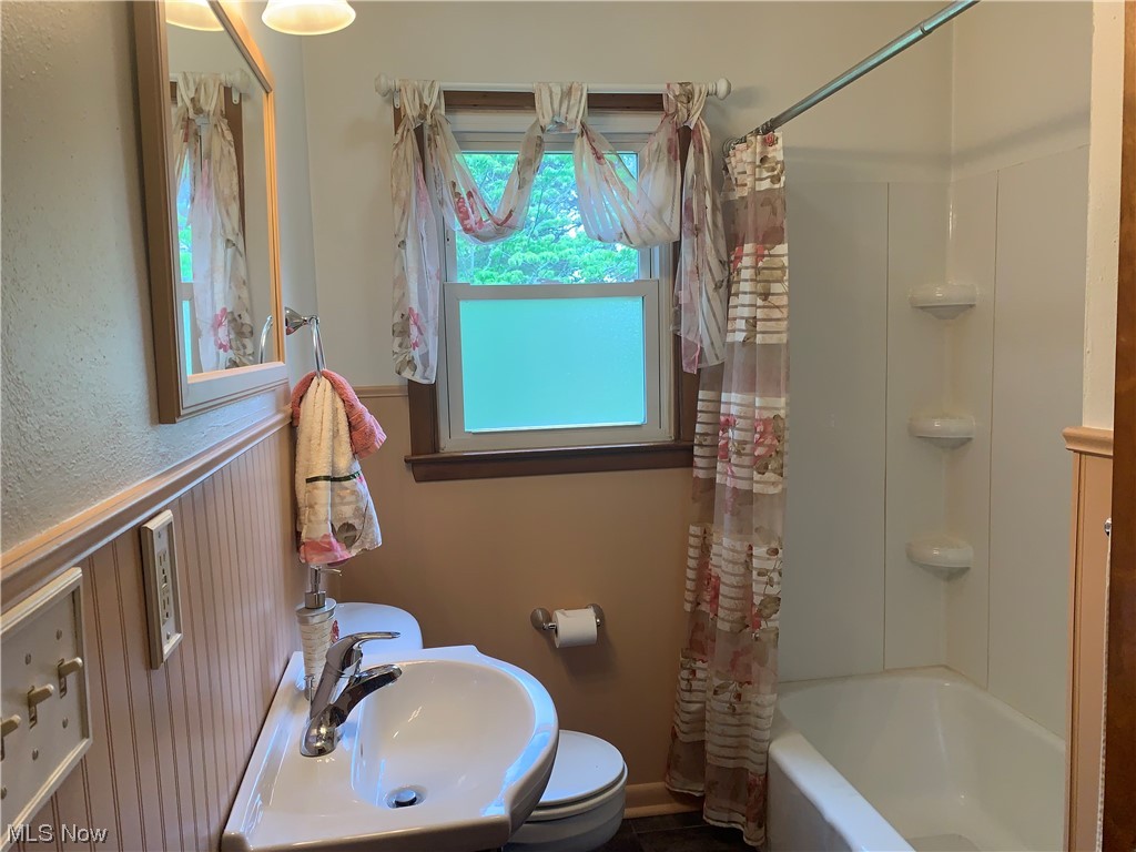 4523 Jaeger Road Lorain, OH 44053 - Photo 5 of 19 Bathroom with shower/tub combo