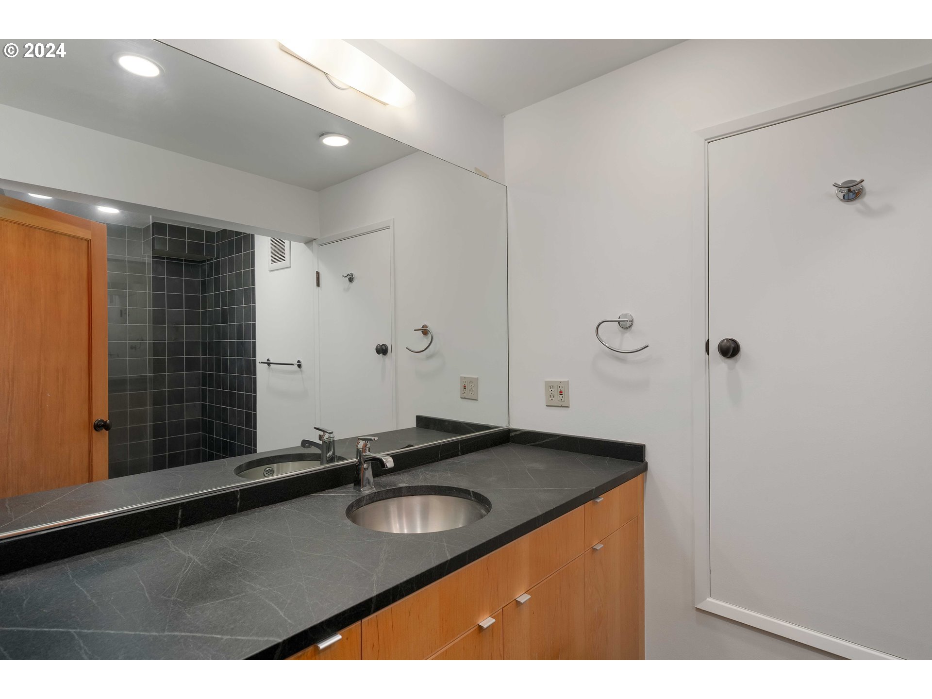 4481 Southwest Fairview Circus Portland, OR 97221 - Photo 34 of 40 Bathroom