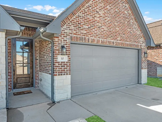 $329,000 | 10 North Forrest Avenue, La Porte, TX 77571