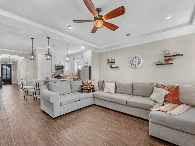 $329,000 | 10 North Forrest Avenue, La Porte, TX 77571