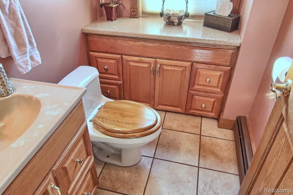 770 West Square Lake Road Troy, MI 48098 - Photo 13 of 30 Half_Bath.jpg