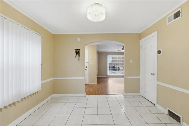 $2,300 | 6415 Drake Avenue, Unit 6415, Lincolnwood, IL 60712