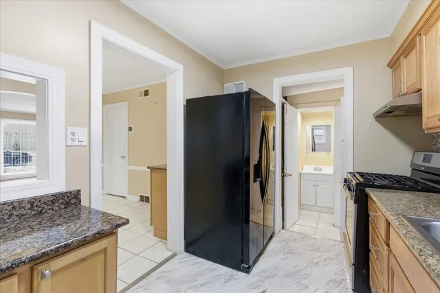 $2,300 | 6415 Drake Avenue, Unit 6415, Lincolnwood, IL 60712