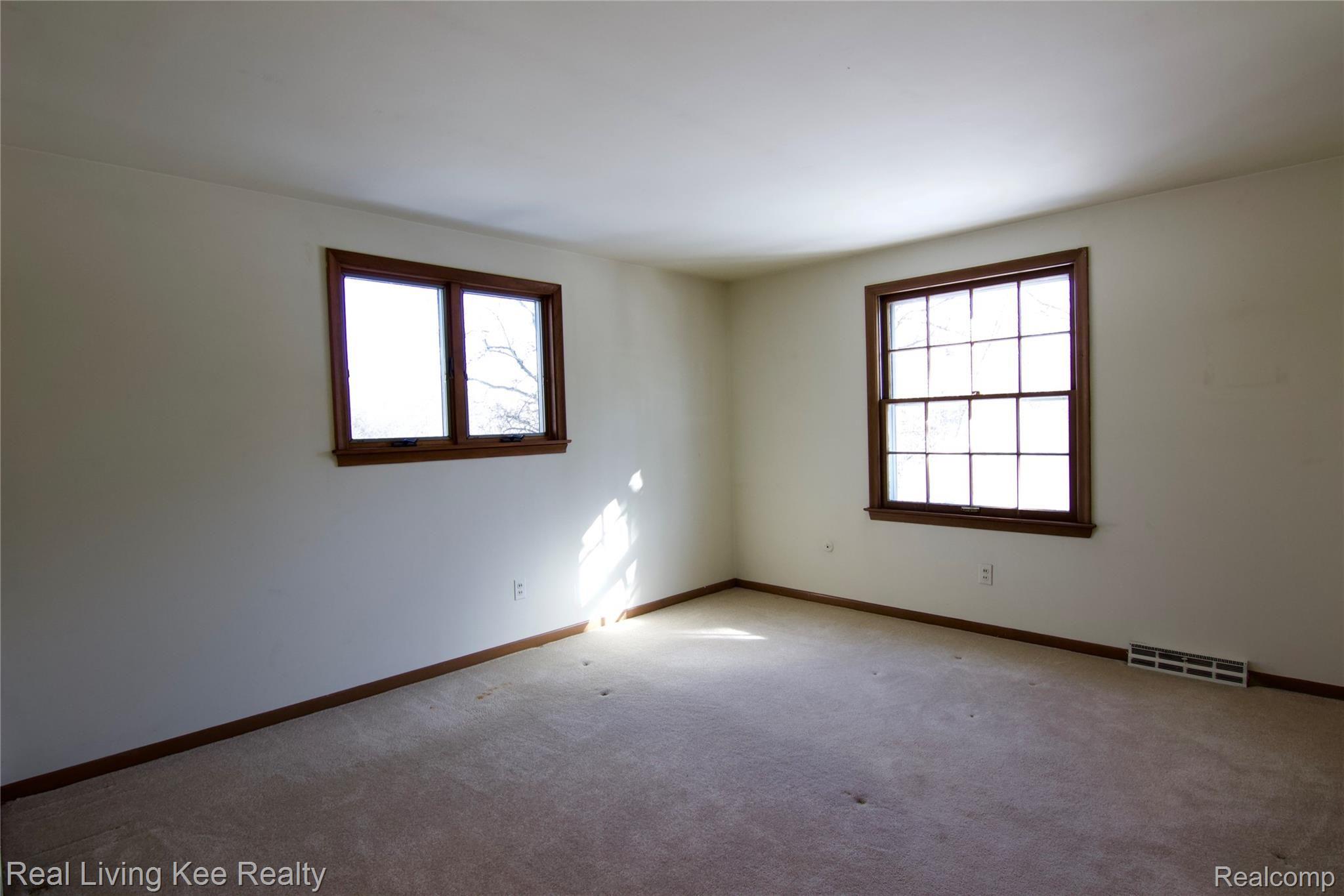 1859 Fair Oak Court Rochester, MI 48309 - Photo 25 of 36 The master bedroom includes a walk-in closet and private bath.