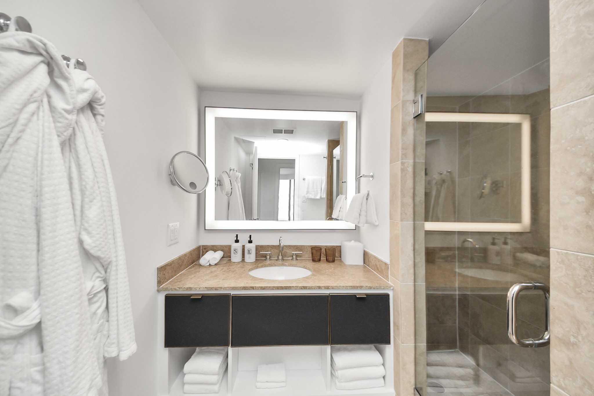 1300 Lamar Street, Unit S8 Houston, TX 77010 - Photo 32 of 50 a bathroom with a tub sink and mirror