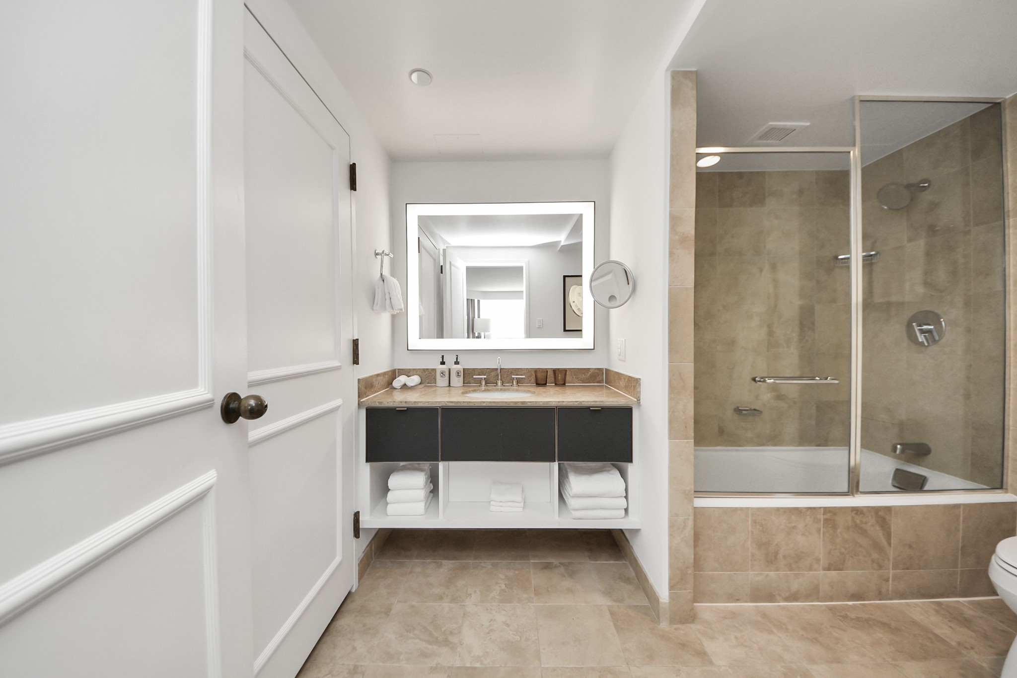 1300 Lamar Street, Unit S8 Houston, TX 77010 - Photo 39 of 50 a bathroom with a sink and a bathtub