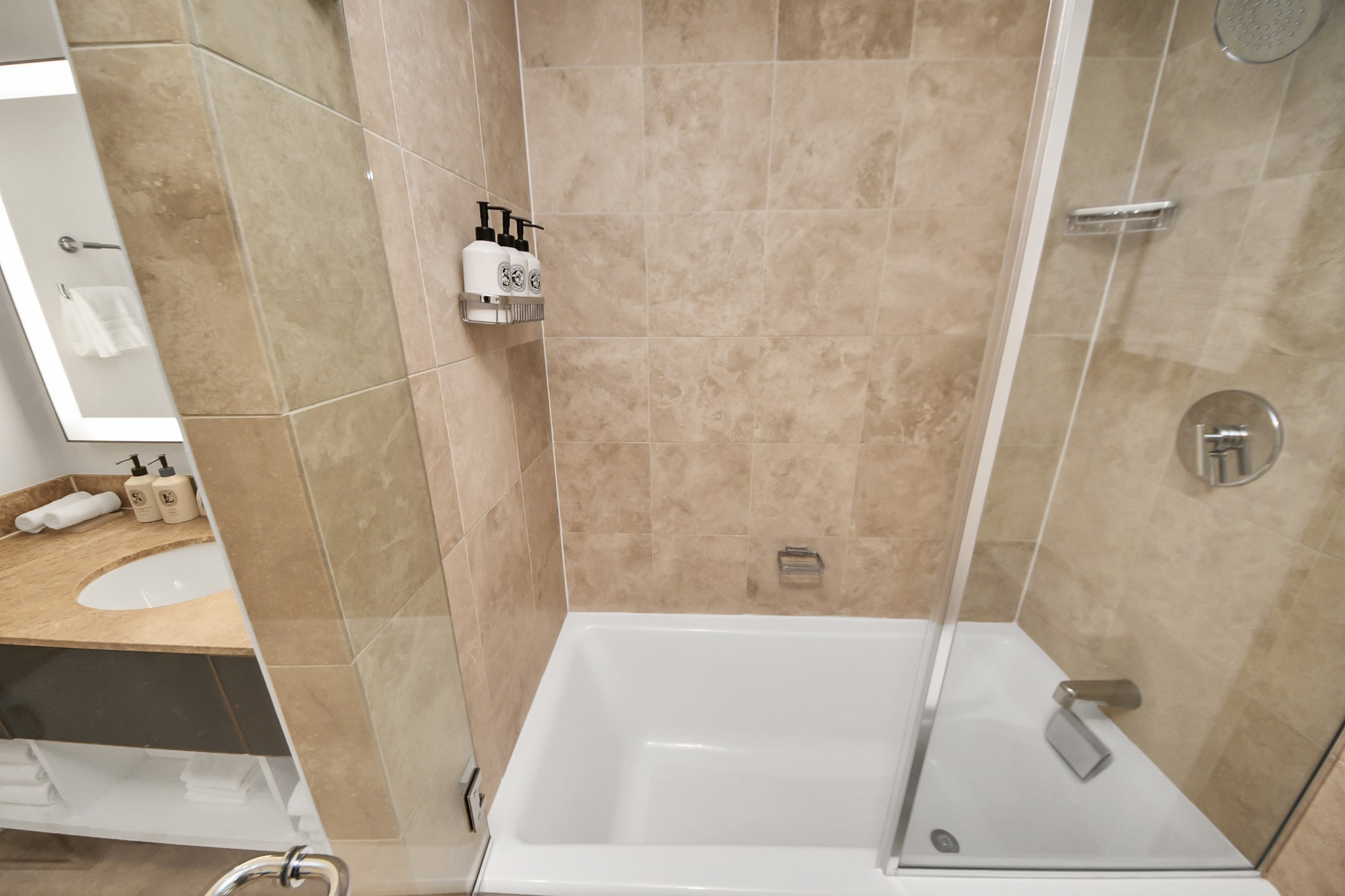 1300 Lamar Street, Unit S8 Houston, TX 77010 - Photo 41 of 50 a bathroom with a tub