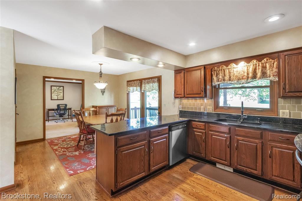 1387 Royal Crescent Street Rochester Hills, MI 48306 - Photo 5 of 33