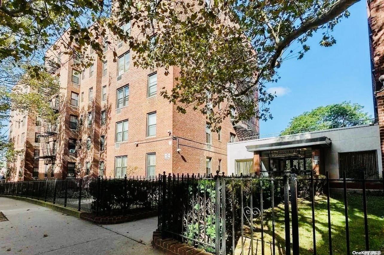 141-05 Pershing Crescent, Unit 210 Queens, NY 11435 - Photo 5 of 22 View of building exterior