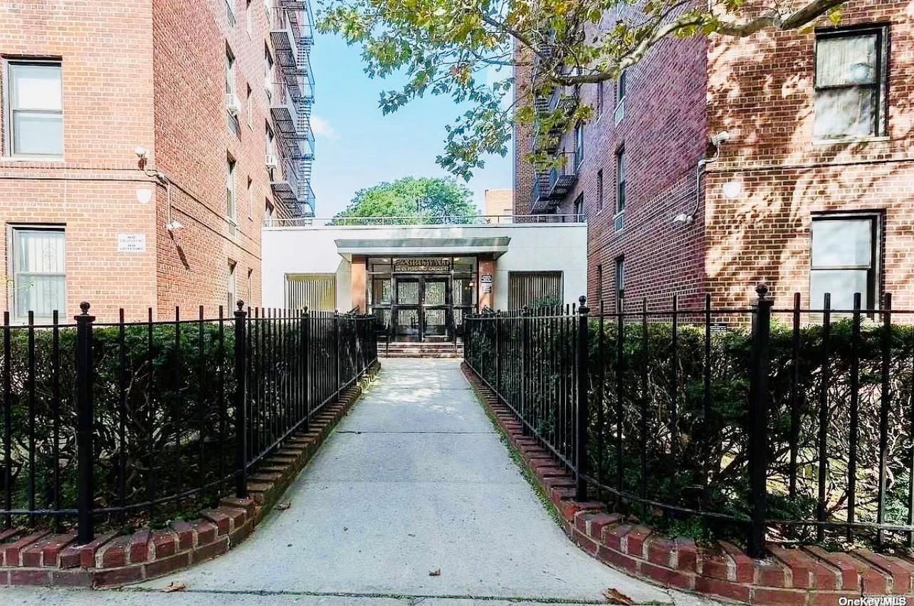 141-05 Pershing Crescent, Unit 210 Queens, NY 11435 - Photo 6 of 22 View of community