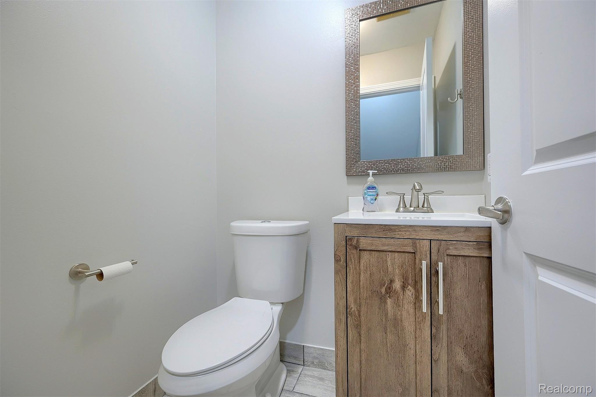3116 Summers Road Keego Harbor, MI 48320 - Photo 12 of 25 12-Half-Bath.jpg