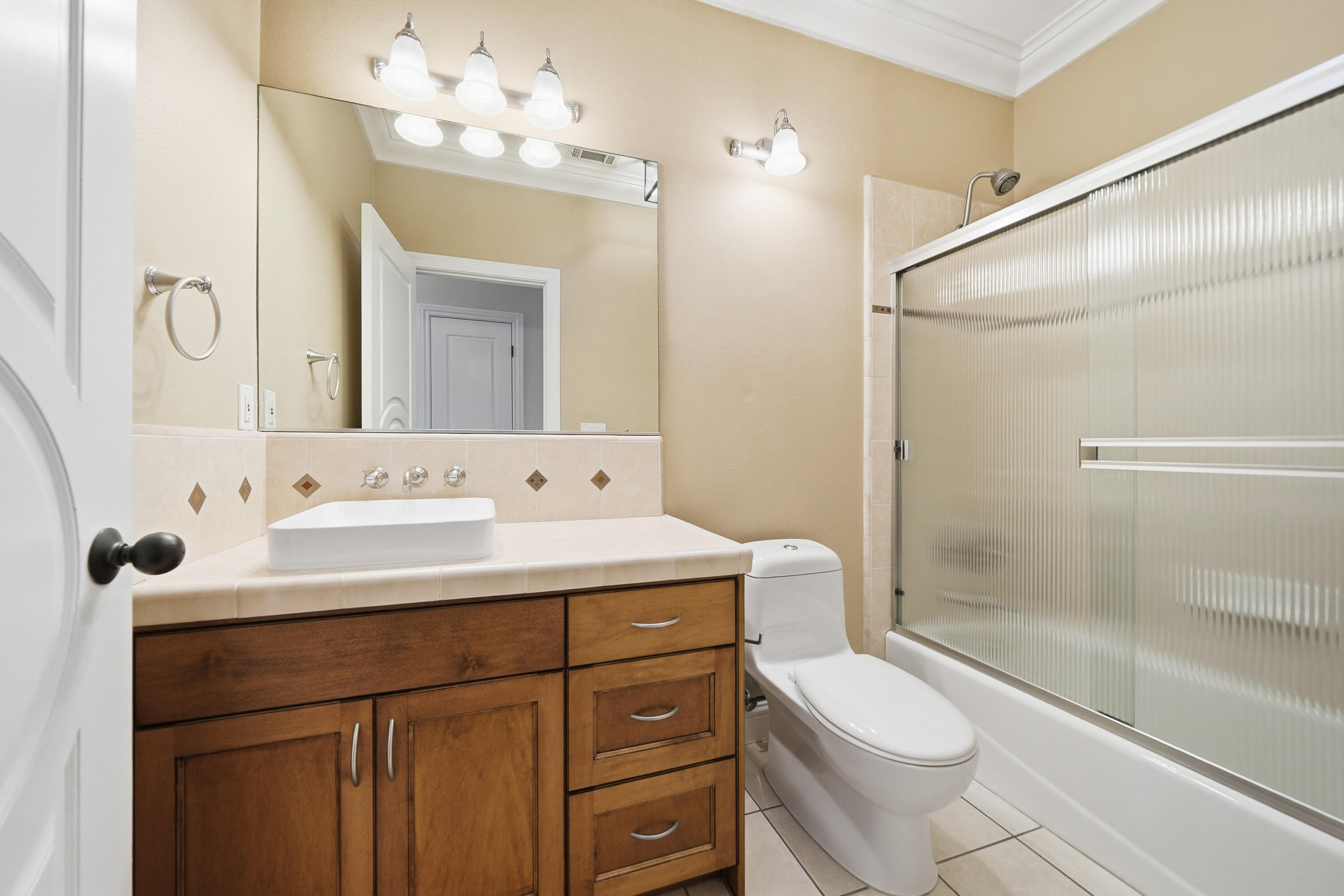 6760 Amber Ridge Drive Anderson, CA 96007 - Photo 21 of 30 Guest Bath