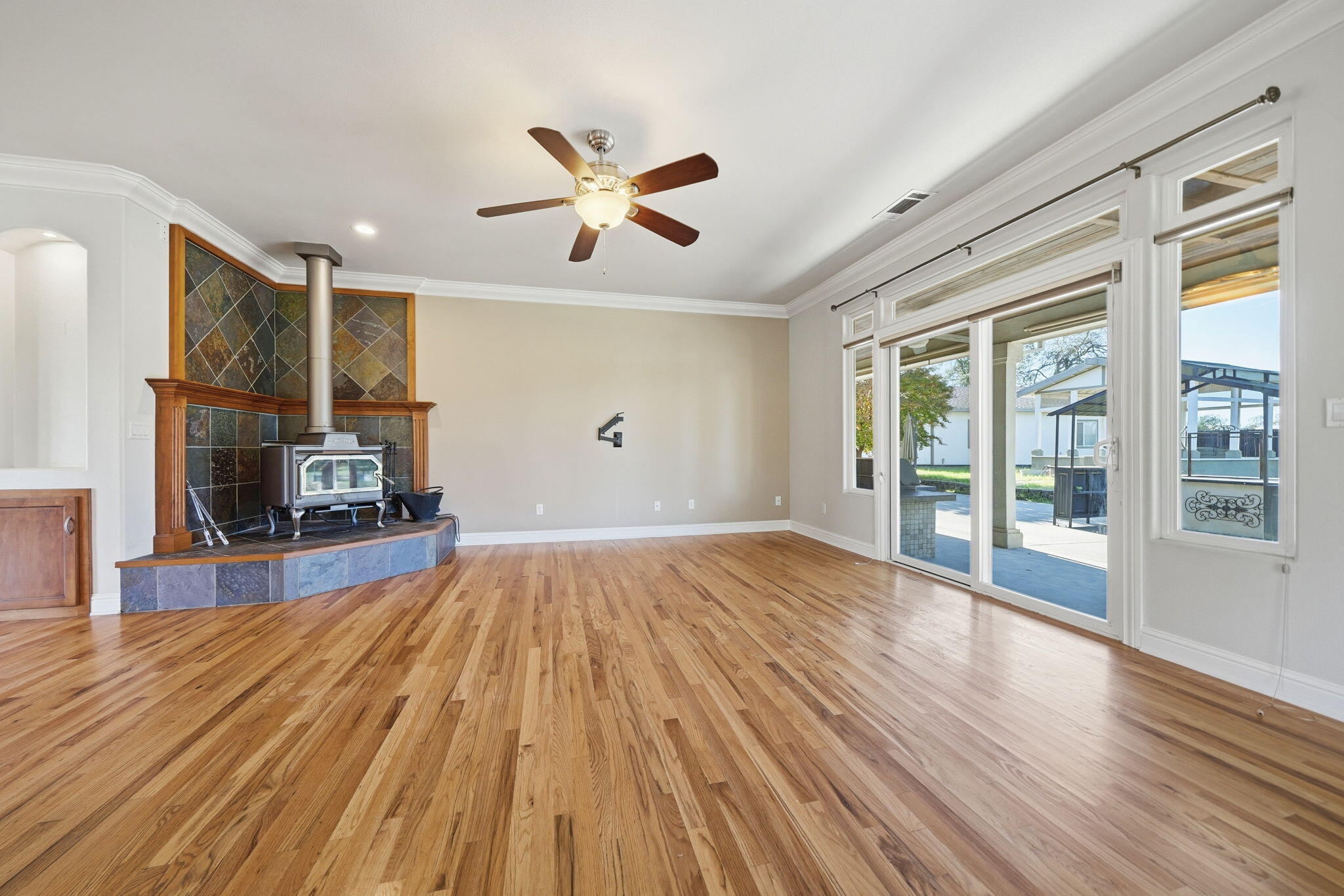 6760 Amber Ridge Drive Anderson, CA 96007 - Photo 8 of 30 Livingroom
