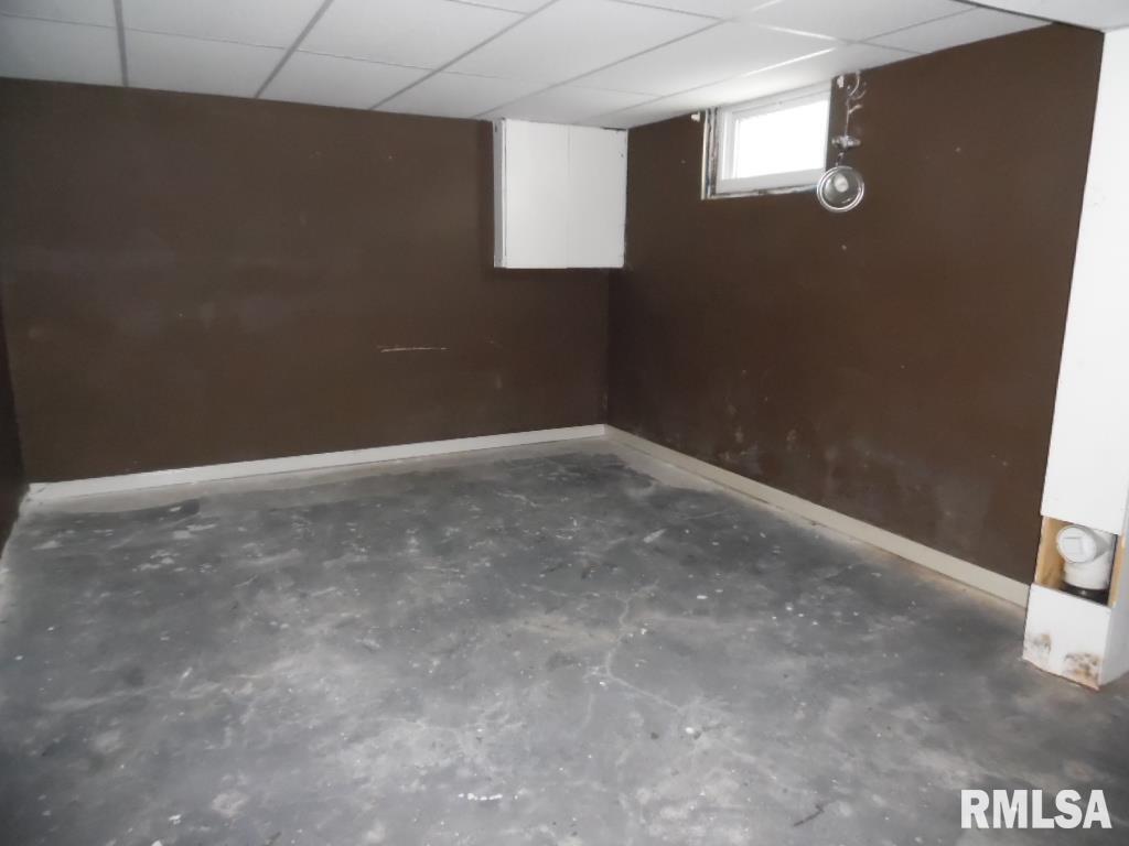 1620 North 3rd Street Clinton, IA 52732 - Photo 13 of 20 a view of empty room