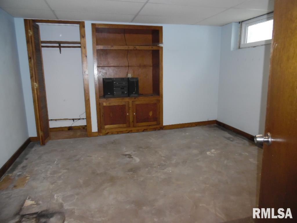 1620 North 3rd Street Clinton, IA 52732 - Photo 14 of 20 an empty room with closet