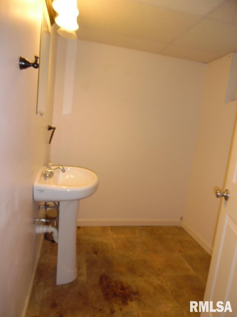 1620 North 3rd Street Clinton, IA 52732 - Photo 18 of 20 a bathroom with a sink and a mirror