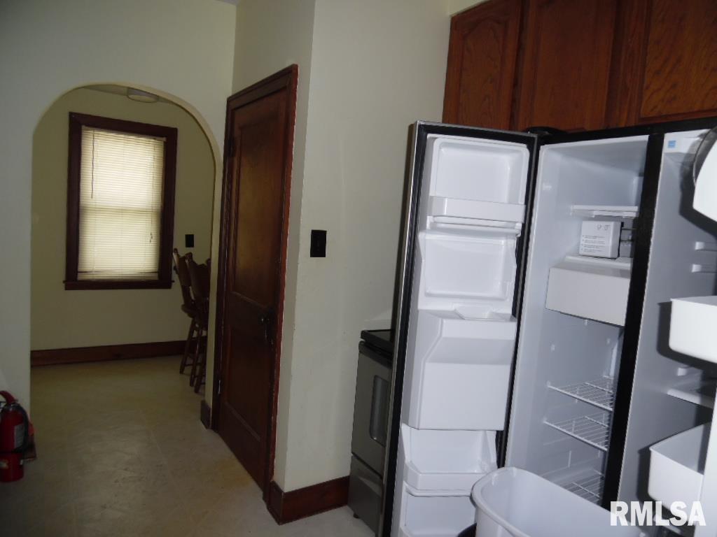 1620 North 3rd Street Clinton, IA 52732 - Photo 6 of 20 a bathroom with a toilet and a shower