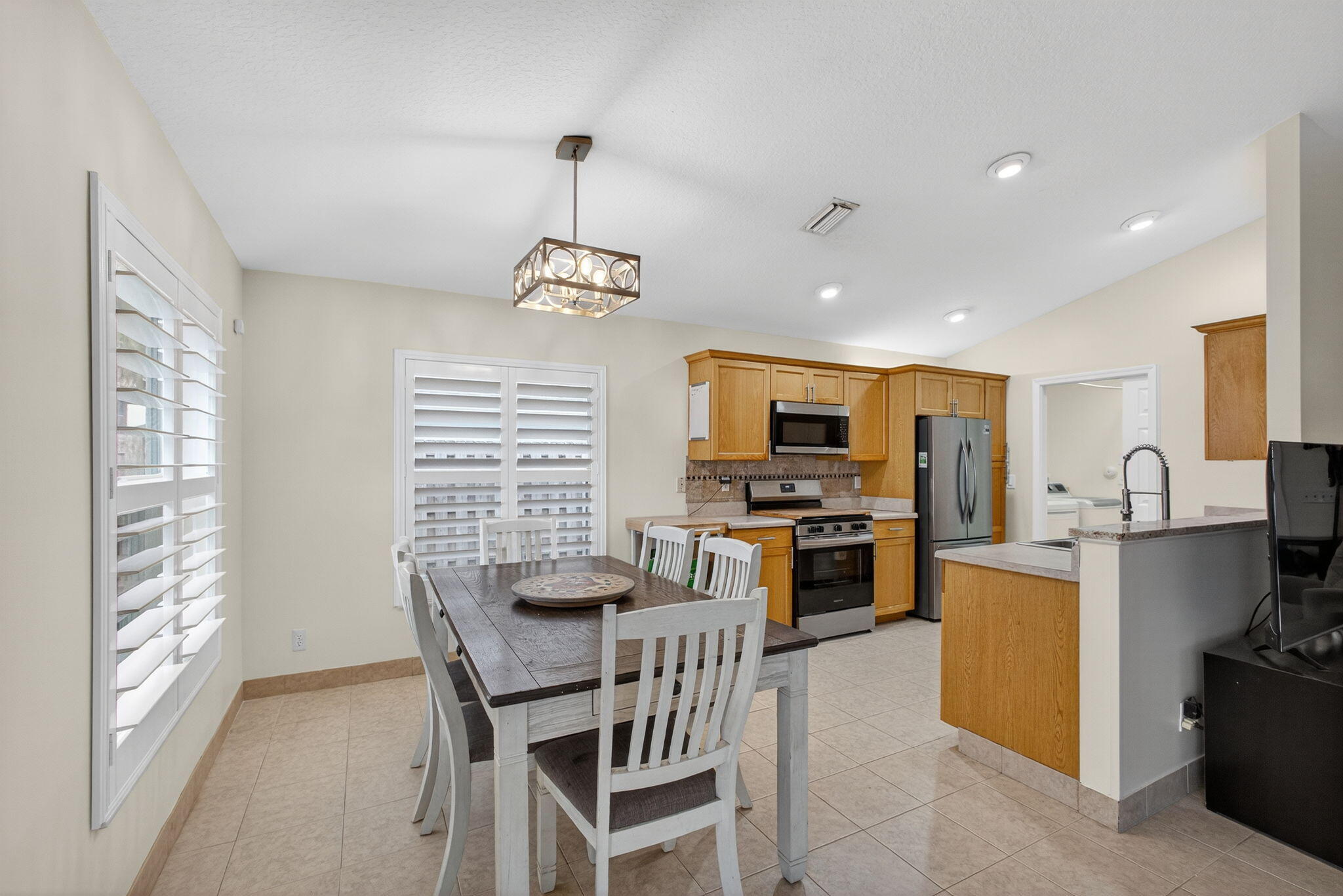 6394 Drake Street Jupiter, FL 33458 - Photo 7 of 54 13-web-or-mls-028_5D1A8404