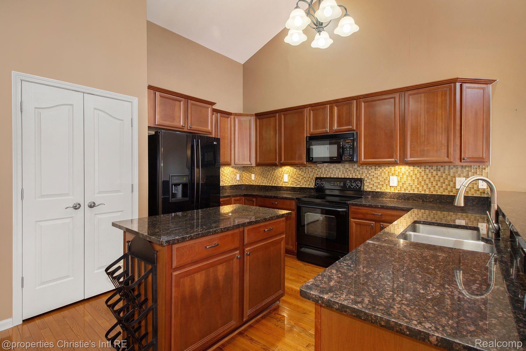 630 Telya Ridge Milford, MI 48381 - Photo 7 of 27 Kitchen
