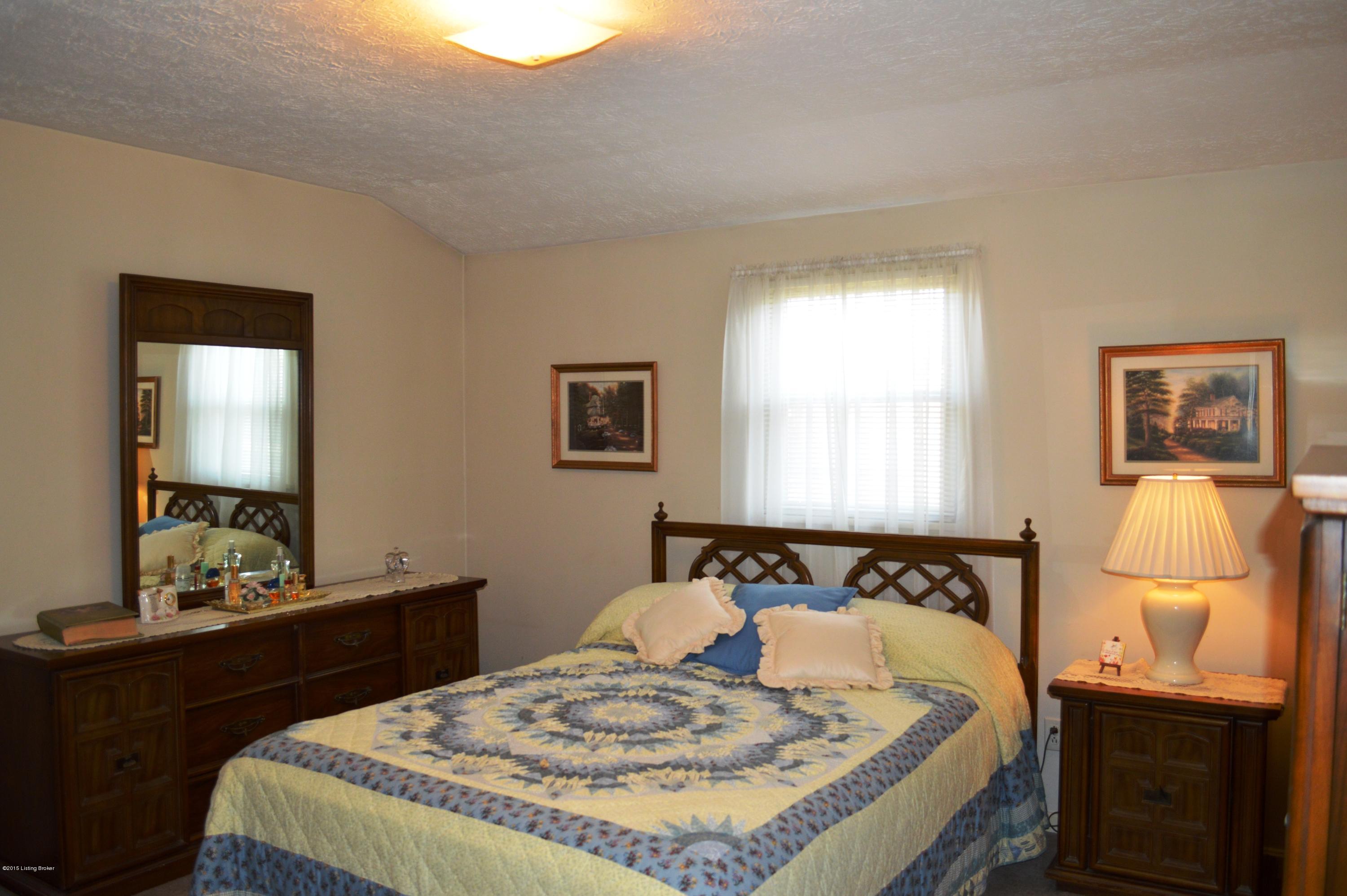 7907 Naples Road Louisville, KY 40219 - Photo 13 of 28 DSC_0431