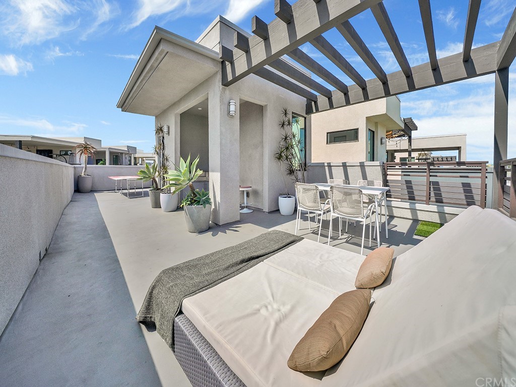 604 Malibu Costa Mesa, CA 92627 - Photo 32 of 40 a living room with furniture