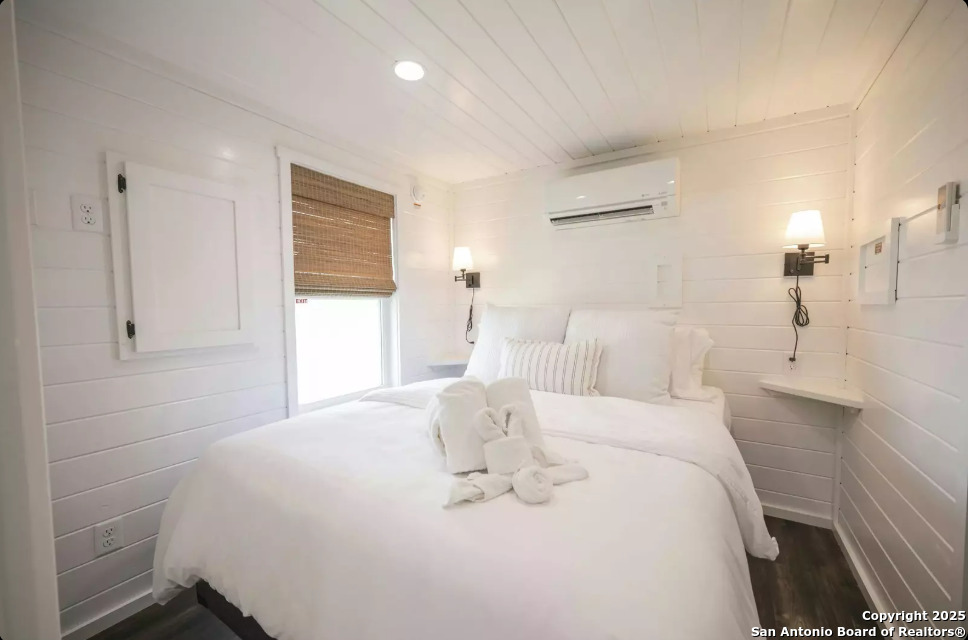 5386 Ranch Road 1376, Unit 97 Fredericksburg, TX 78624 - Photo 13 of 27 a large white bed in a white room