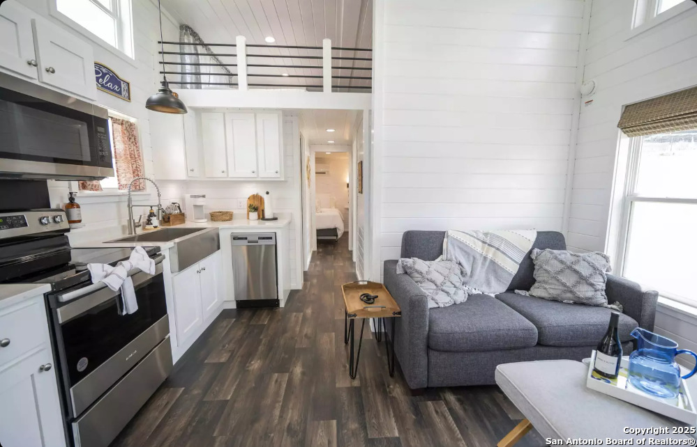 5386 Ranch Road 1376, Unit 97 Fredericksburg, TX 78624 - Photo 4 of 27 a living room with furniture and a flat screen tv