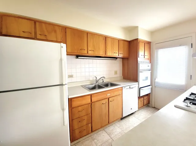 $2,500 | 724 Concord Lane, Barrington, IL 60010