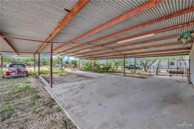 a view of a backyard