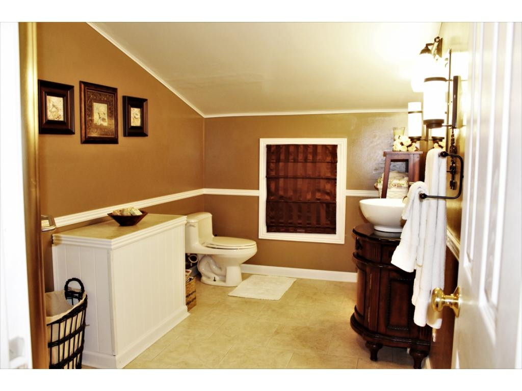 376 Sugar Run Road Jonesville, VA 24263 - Photo 27 of 36 Upstairs bath