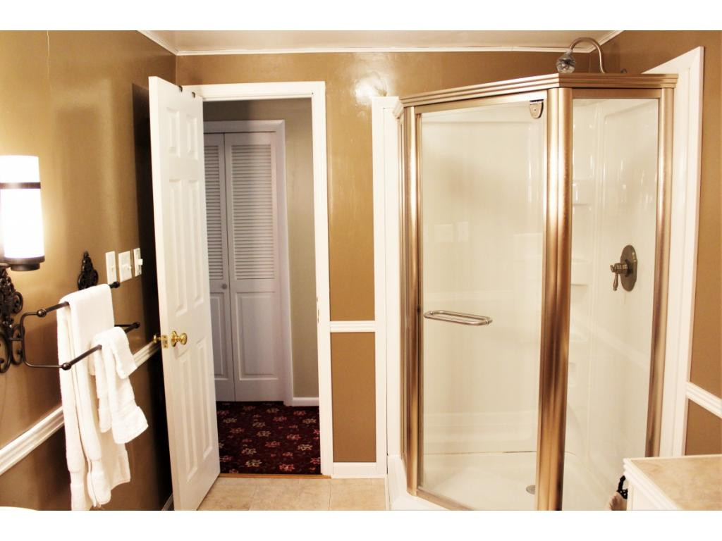 376 Sugar Run Road Jonesville, VA 24263 - Photo 28 of 36 Upstairs bath
