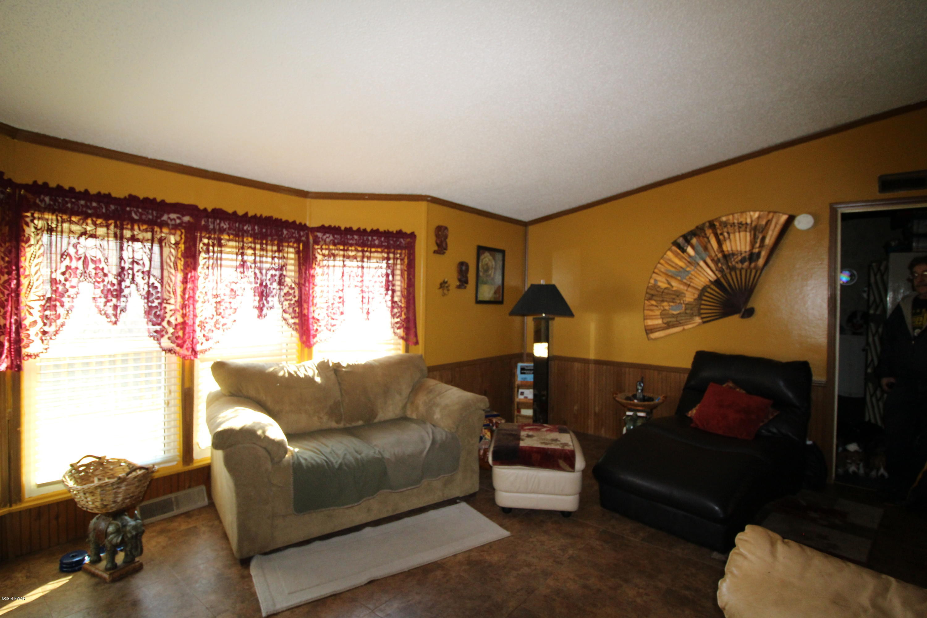 109 Parry Road Moscow, PA 18444 - Photo 6 of 48 LIVING ROOM