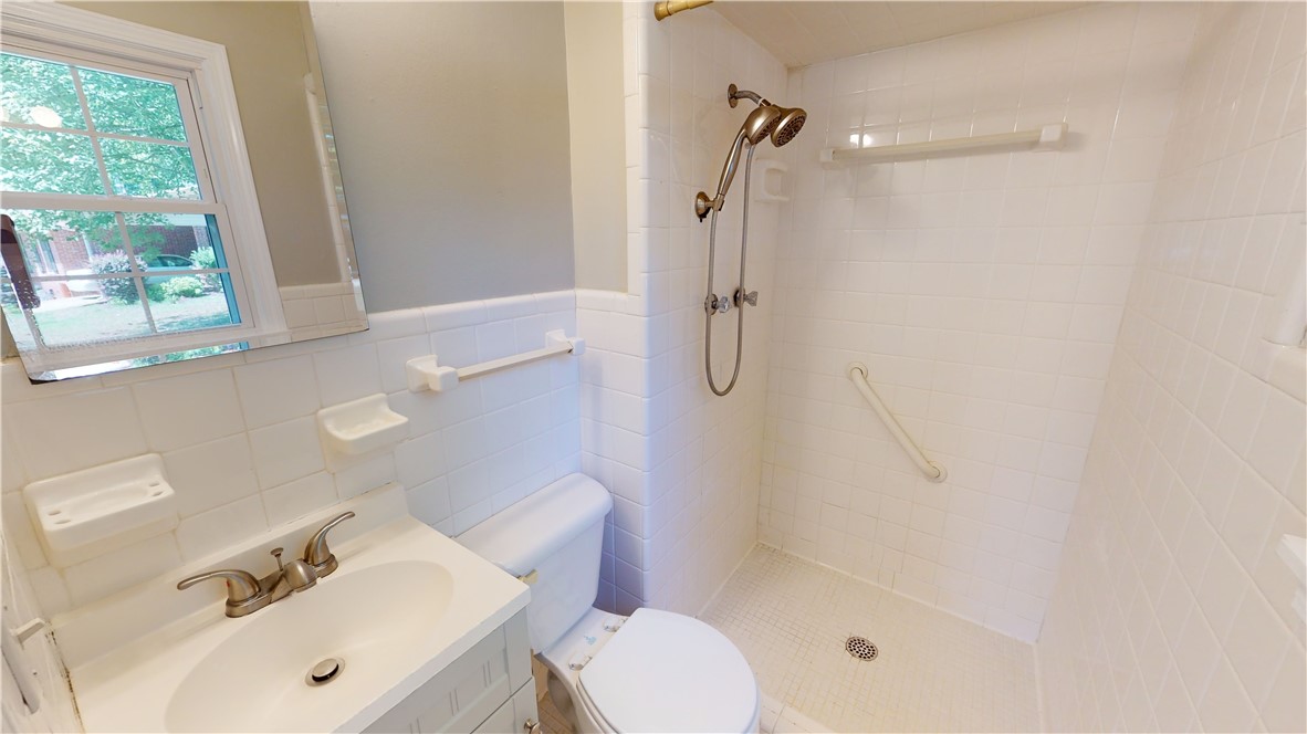 817 Johnson Road Central, SC 29630 - Photo 8 of 17 Primary bath