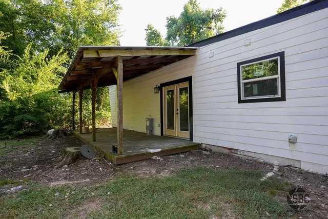a view of a house with backyard