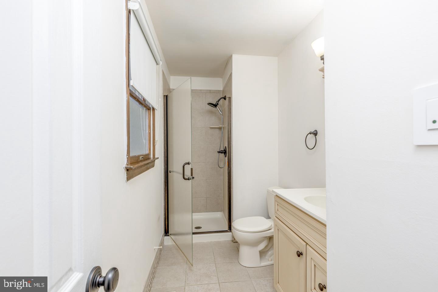 923 Chesterfield Road Haddonfield, NJ 08033 - Photo 25 of 31 a bathroom with a toilet sink and shower