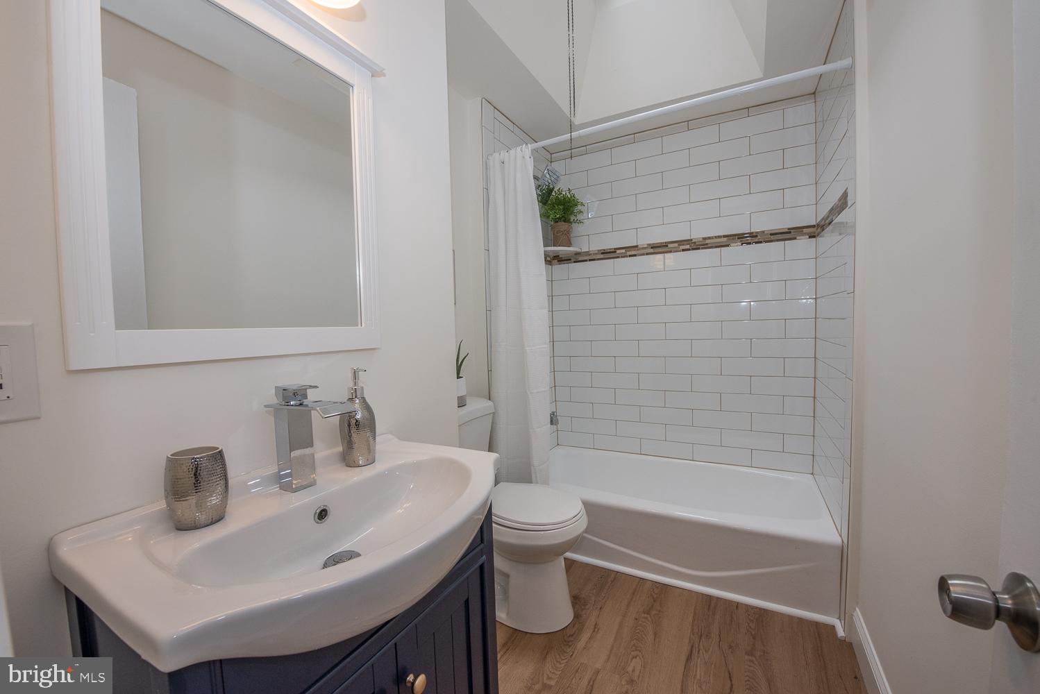 713 Bennington Road Folcroft, PA 19032 - Photo 19 of 25 Full Bathroom