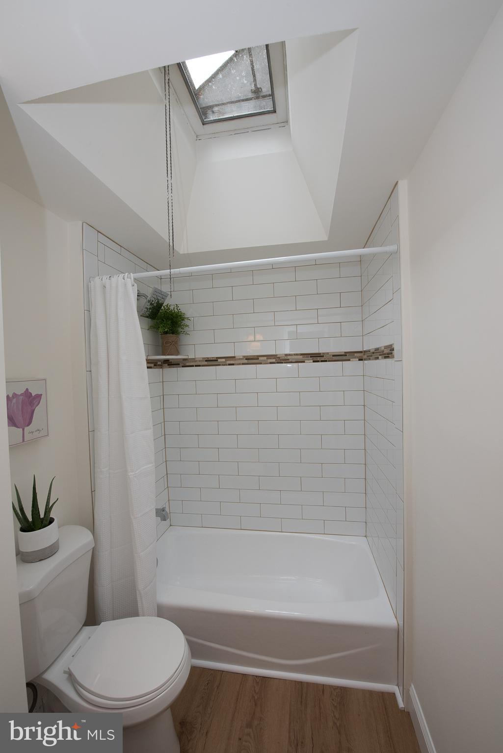 713 Bennington Road Folcroft, PA 19032 - Photo 20 of 25 Full Bathroom