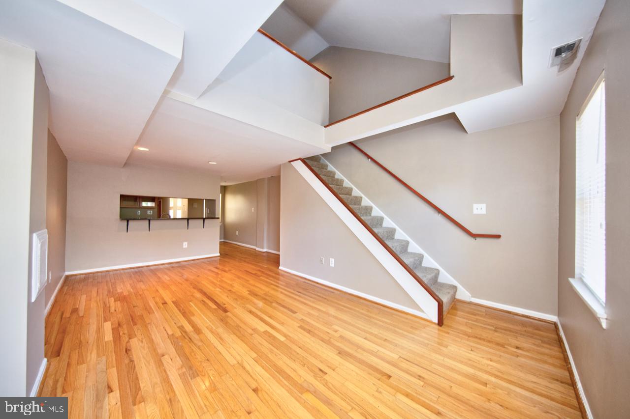 32 West Montgomery Street, Unit R4 Baltimore, MD 21230 - Photo 14 of 25 Open, airy and light-filled spaces!