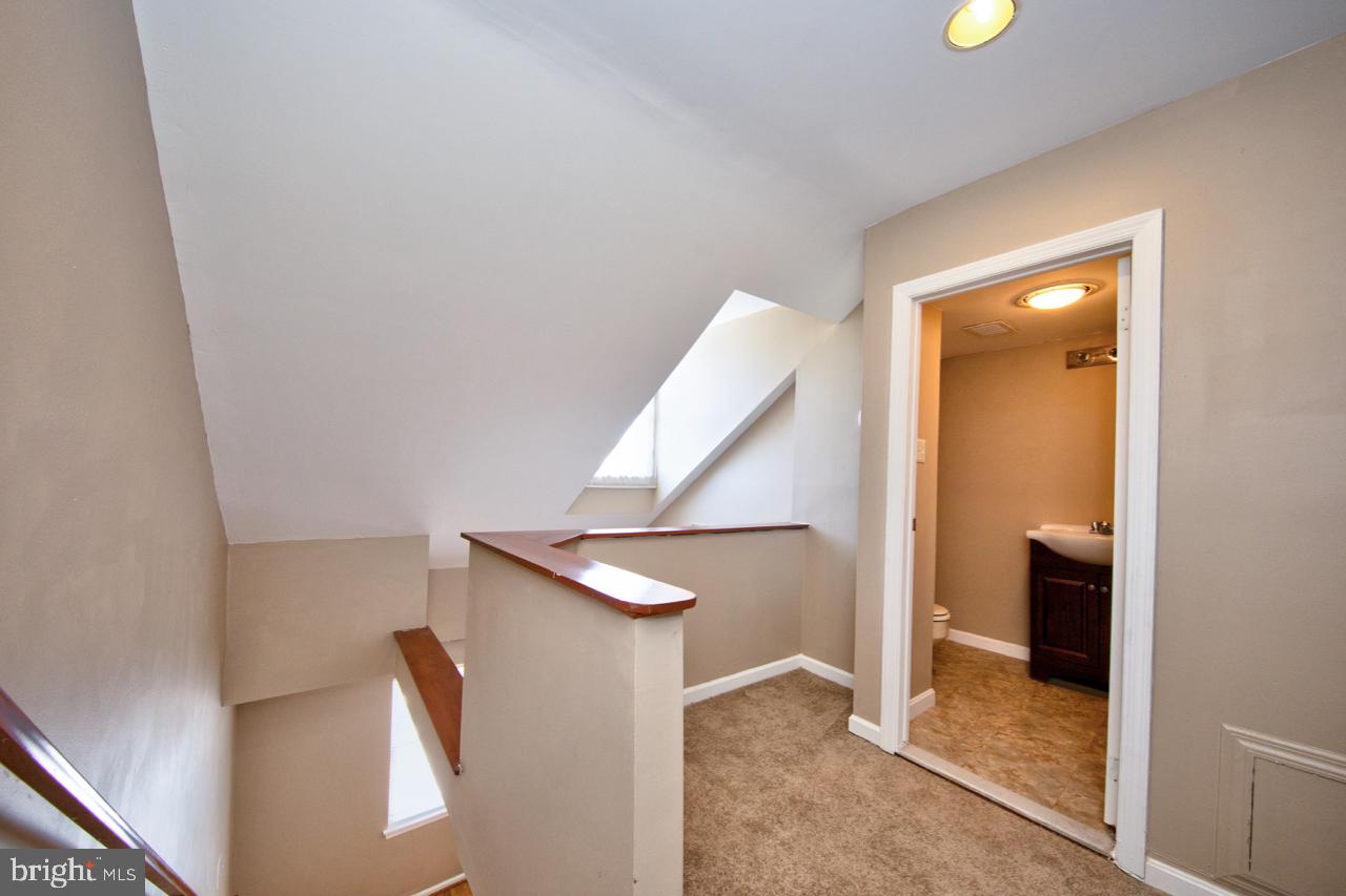 32 West Montgomery Street, Unit R4 Baltimore, MD 21230 - Photo 16 of 25 2nd floor master bedroom w/ ensuite bath